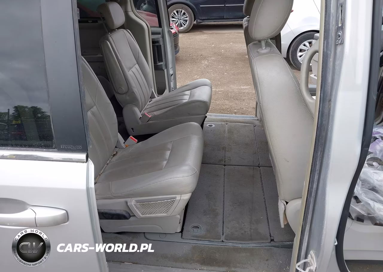 2008 Chrysler Town & Country Touring VIN:2A8HR54P18R844622 - 8