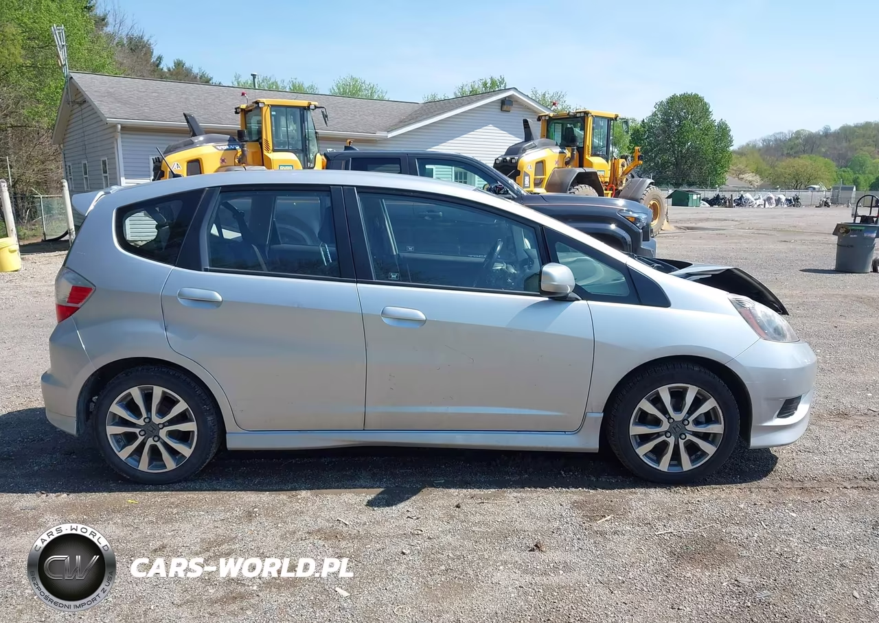2013 Honda Fit Sport VIN:JHMGE8H59DC024394 - 13