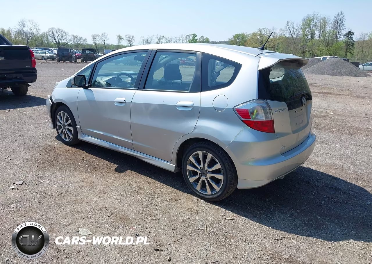 2013 Honda Fit Sport VIN:JHMGE8H59DC024394 - 3