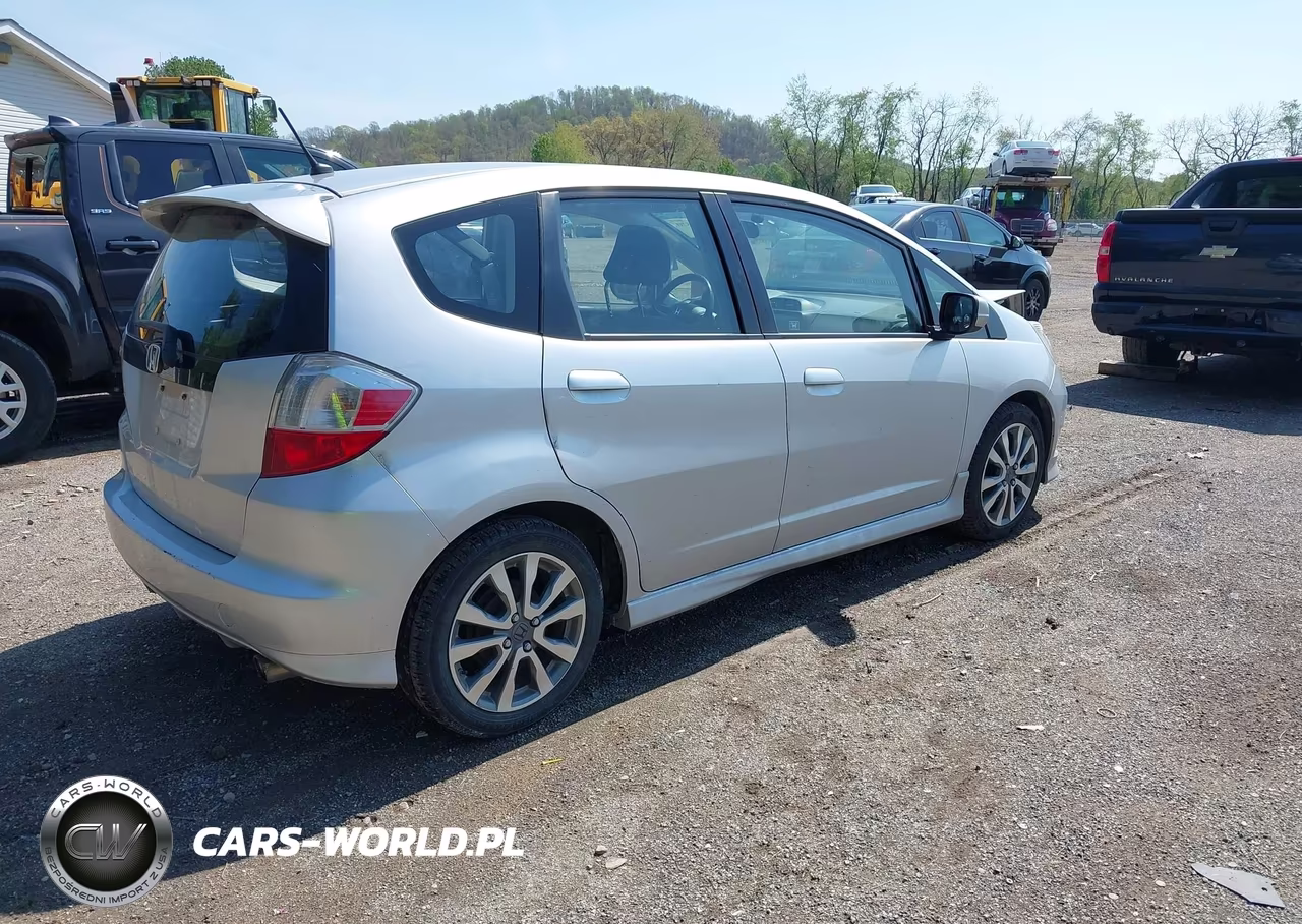 2013 Honda Fit Sport VIN:JHMGE8H59DC024394 - 4