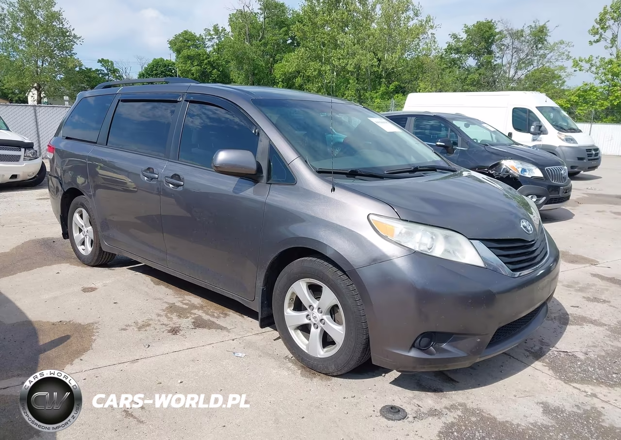 2012 Toyota Sienna Le V6 8 Passenger
