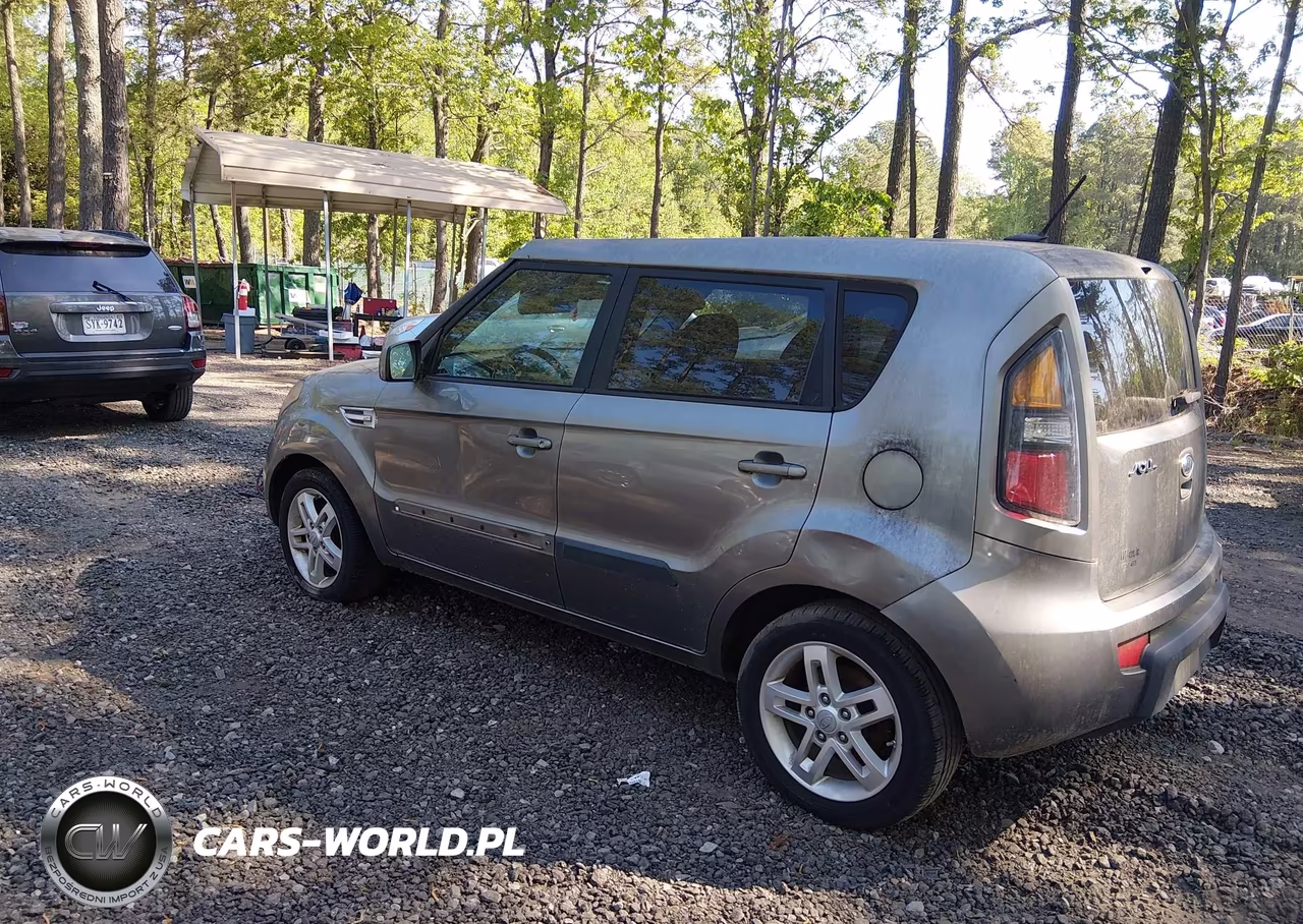 2011 Kia Soul + VIN:KNDJT2A24B7196851 - 3