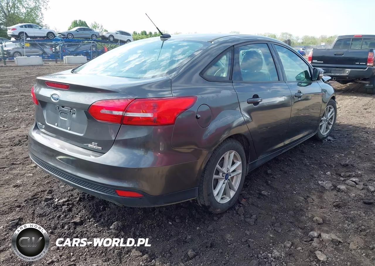 2015 Ford Focus Se VIN:1FADP3F25FL355816 - 4
