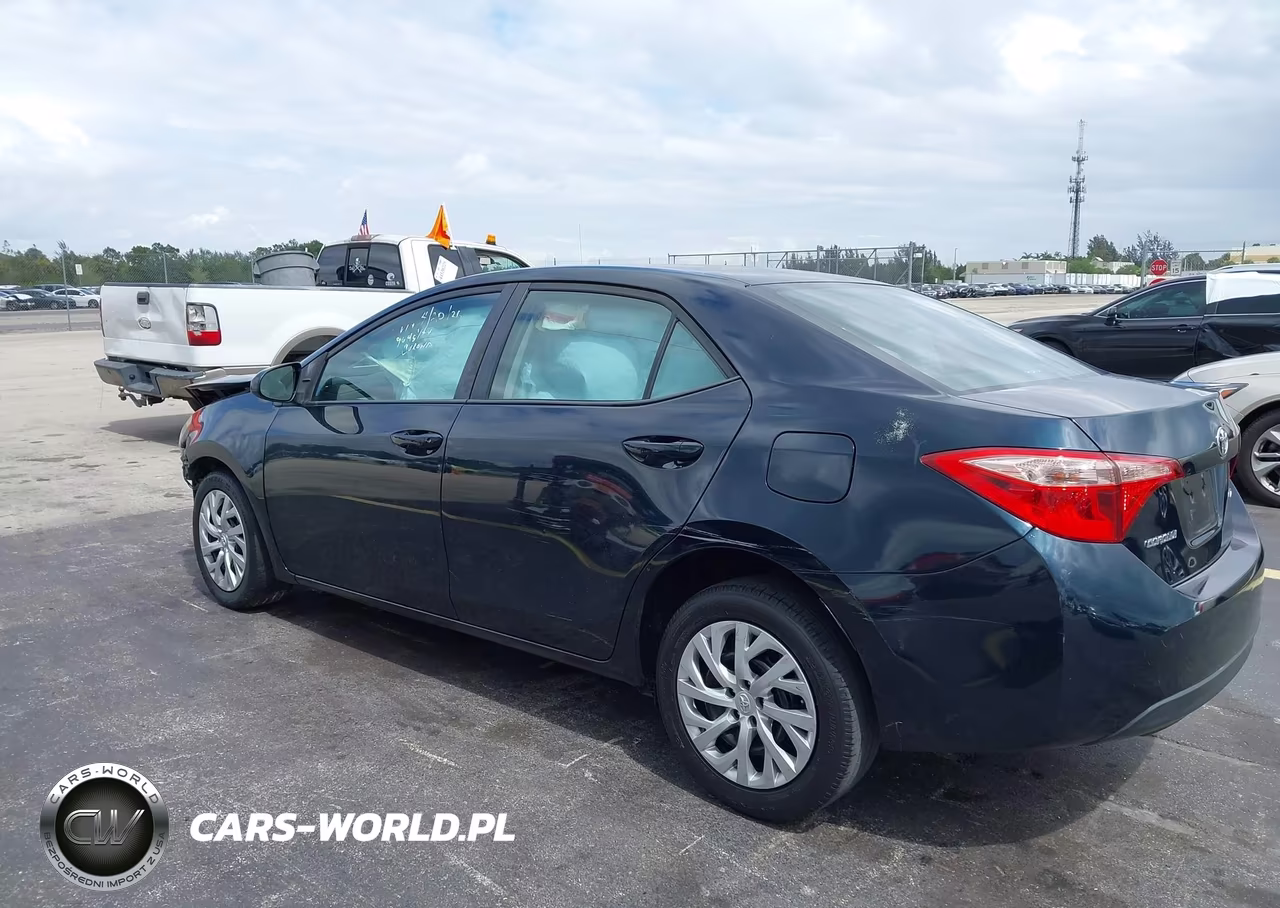 2018 Toyota Corolla Le VIN:5YFBURHE3JP849645 - 3