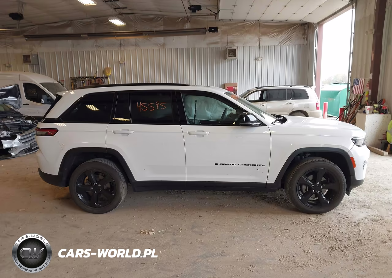 2023 Jeep Grand Cherokee Altitude 4X4 VIN:1C4RJHAG5PC541231 - 13