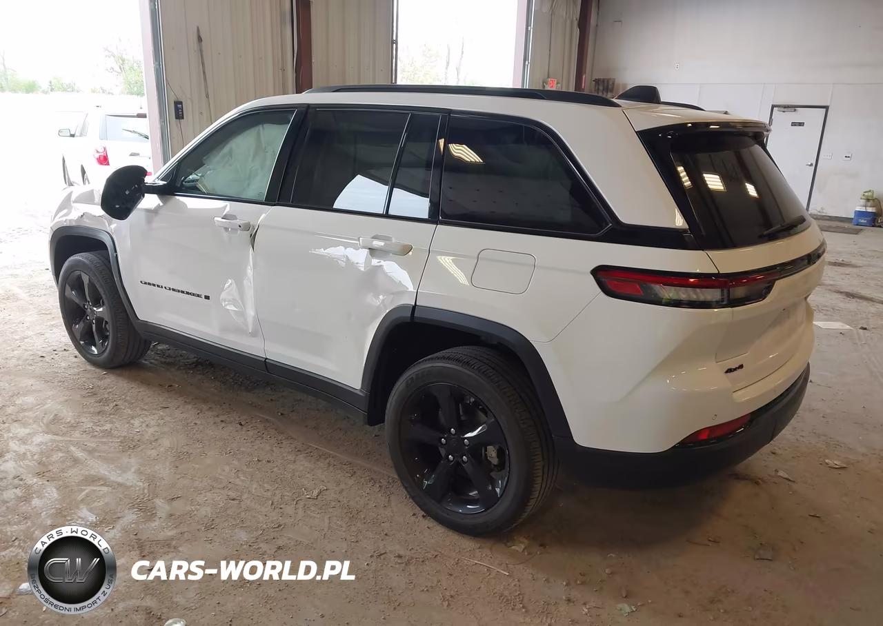 2023 Jeep Grand Cherokee Altitude 4X4 VIN:1C4RJHAG5PC541231 - 3