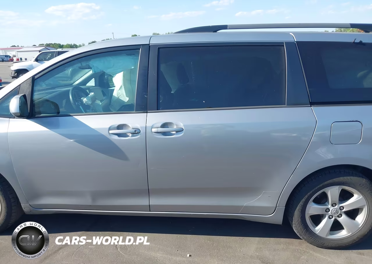 2015 Toyota Sienna Le 8 Passenger VIN:5TDKK3DC8FS657725 - 15