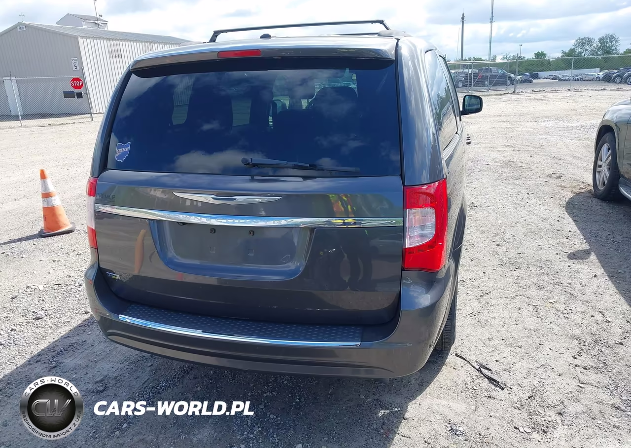 2015 Chrysler Town & Country Touring VIN:2C4RC1BGXFR538136 - 13