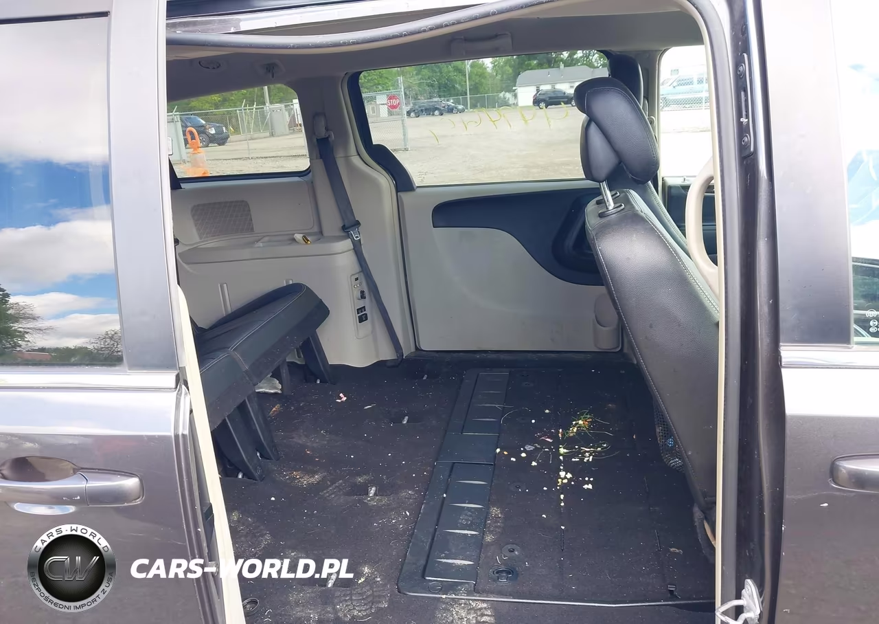 2015 Chrysler Town & Country Touring VIN:2C4RC1BGXFR538136 - 8