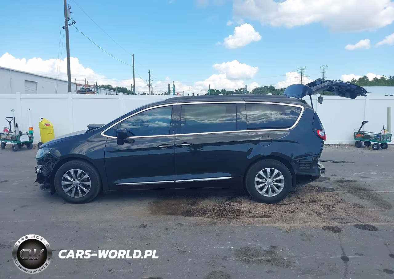 2017 Chrysler Pacifica Touring-L VIN:2C4RC1BG1HR526265 - 15