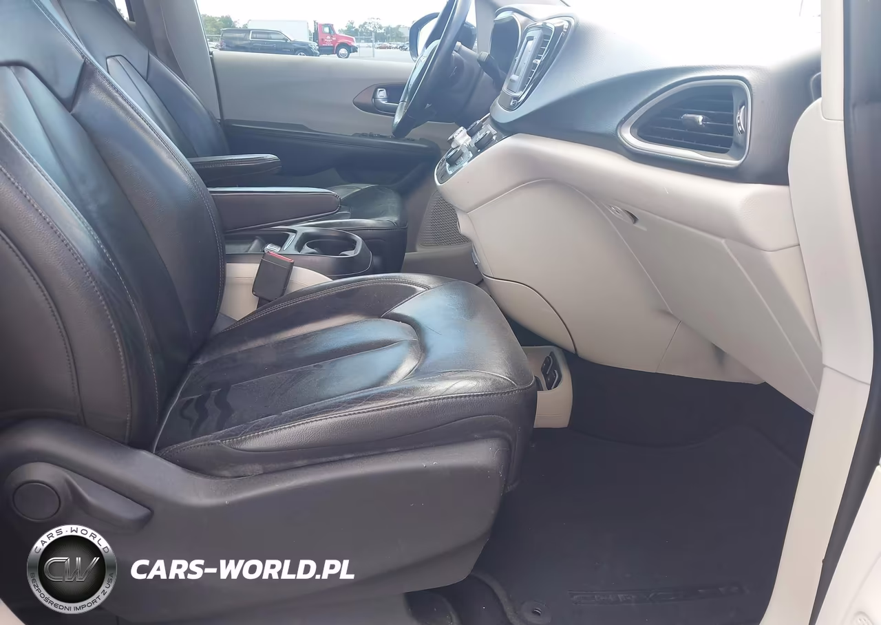 2017 Chrysler Pacifica Touring-L VIN:2C4RC1BG1HR526265 - 5