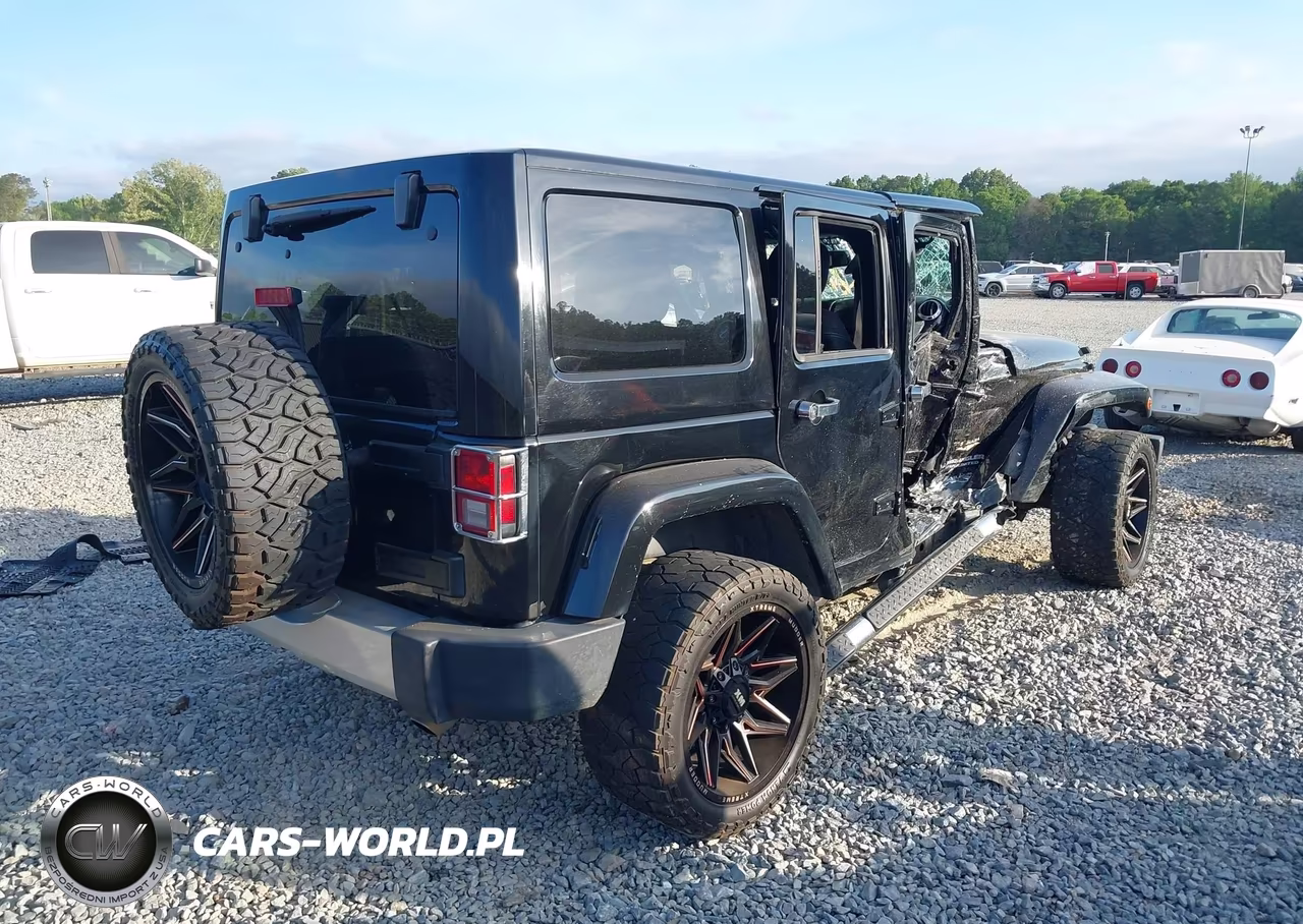 2013 Jeep Wrangler Unlimited Sahara VIN:1C4BJWEG4DL534041 - 4