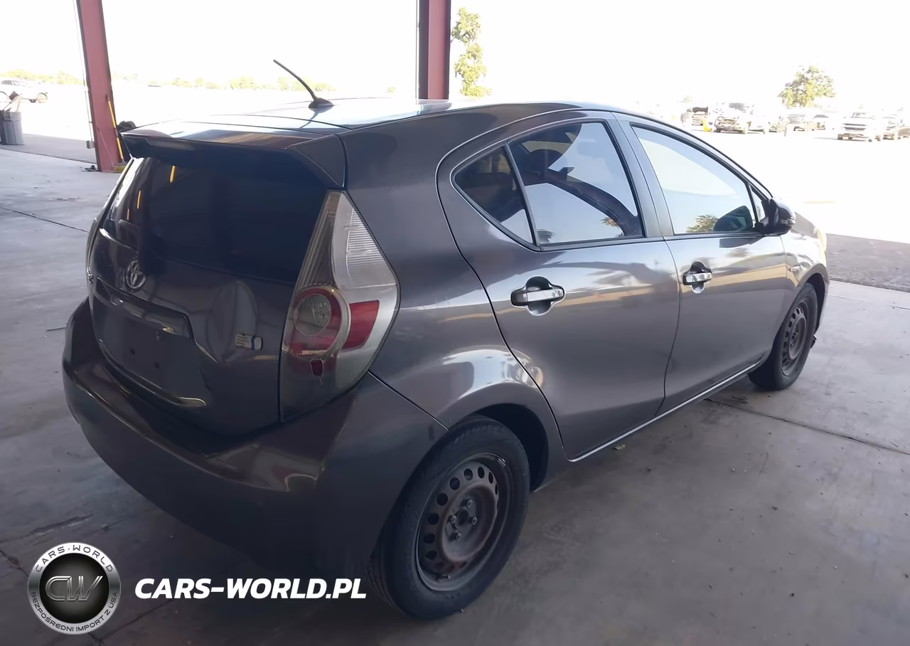 2013 Toyota Prius C One VIN:JTDKDTB39D1530442 - 4