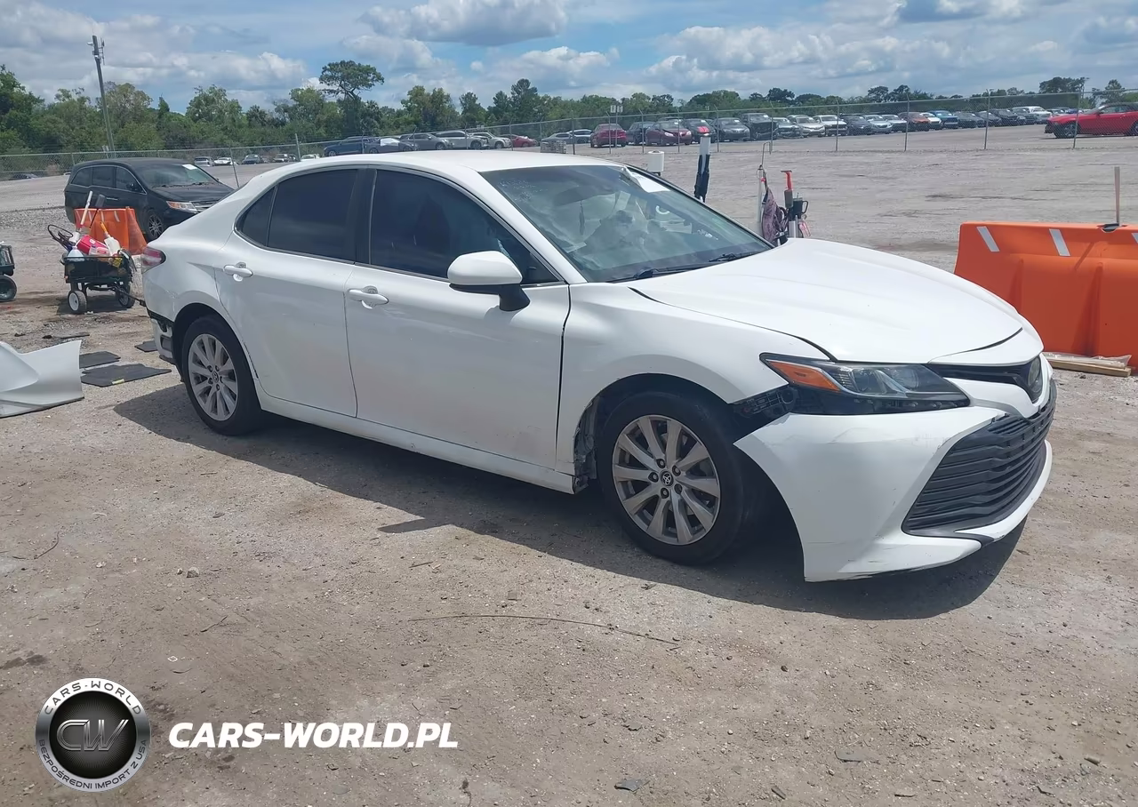 2018 Toyota Camry Le – zdjęcie 1 z 15