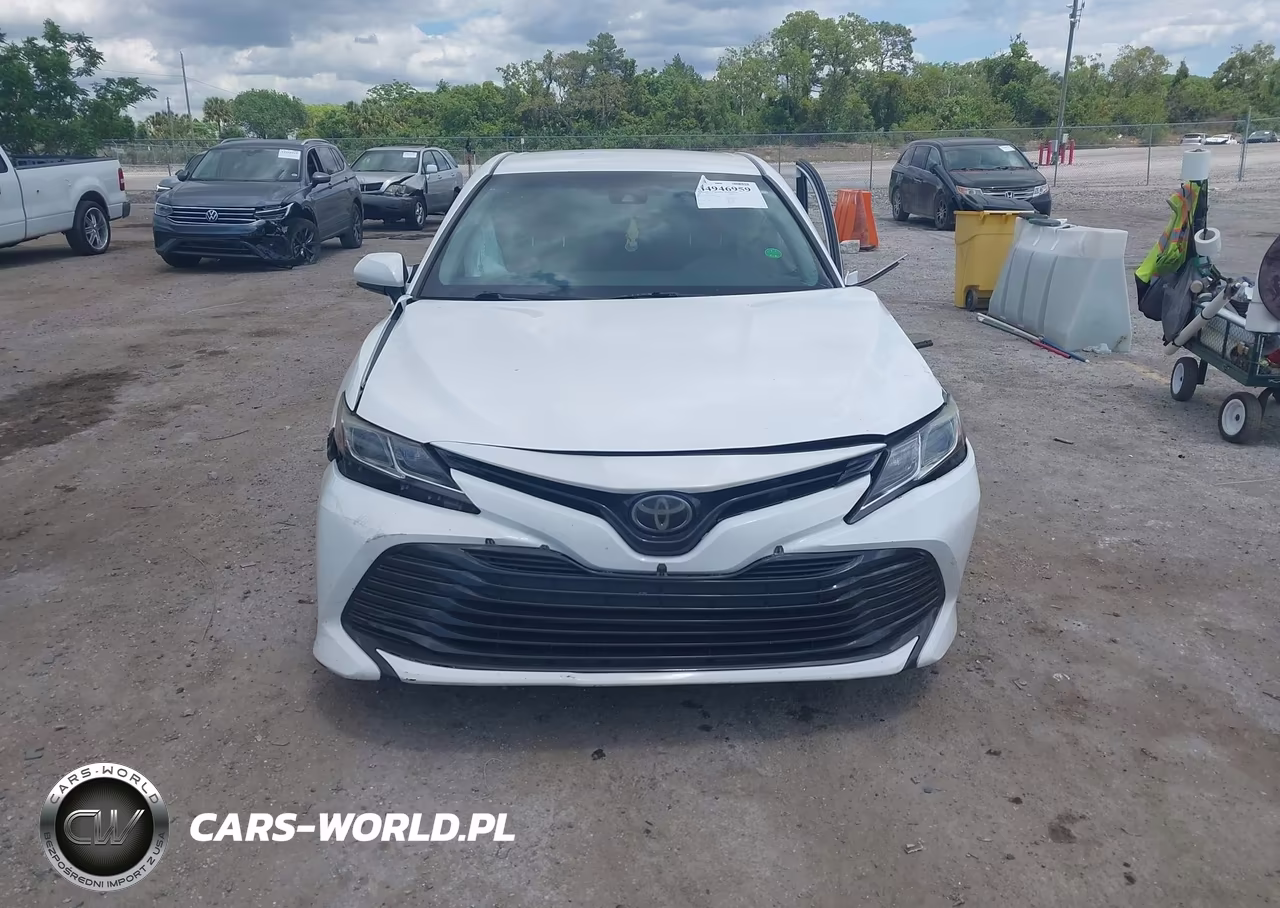 2018 Toyota Camry Le VIN:4T1B11HKXJU652177 - 11