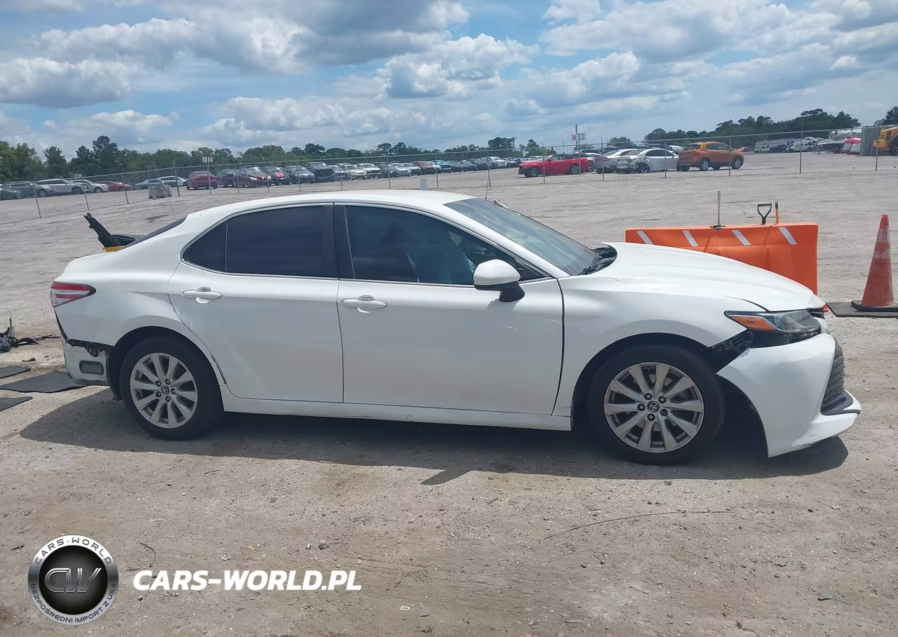 2018 Toyota Camry Le VIN:4T1B11HKXJU652177 - 12