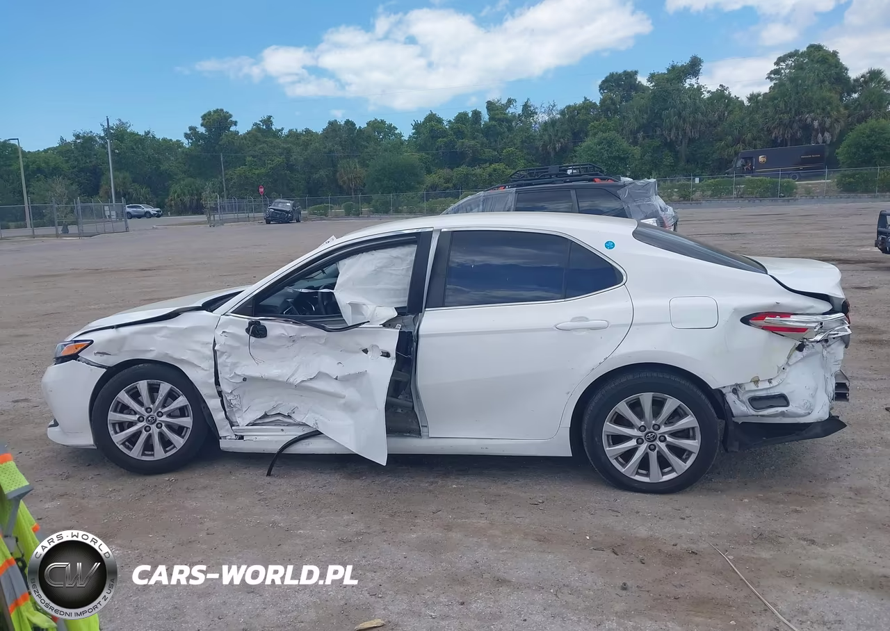 2018 Toyota Camry Le VIN:4T1B11HKXJU652177 - 13