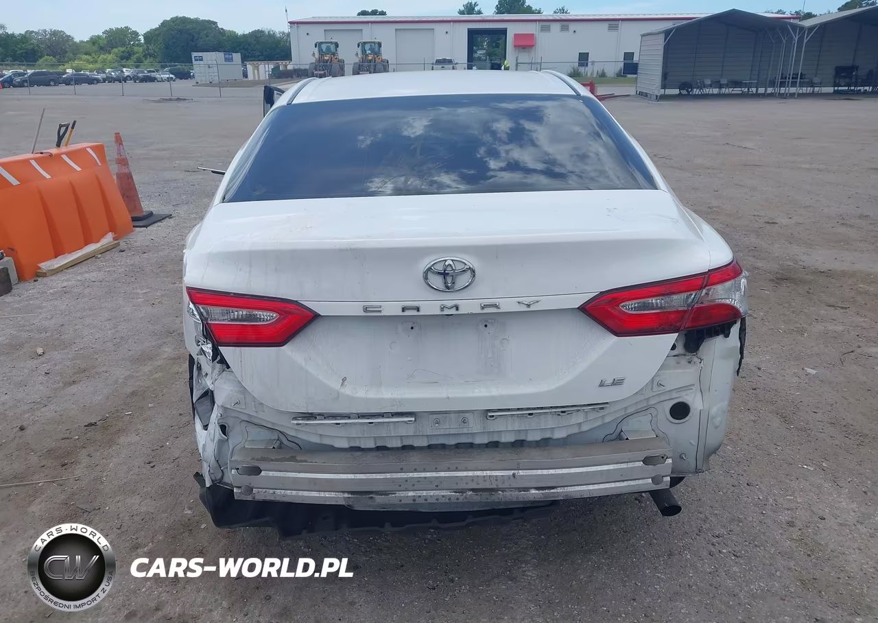 2018 Toyota Camry Le VIN:4T1B11HKXJU652177 - 15