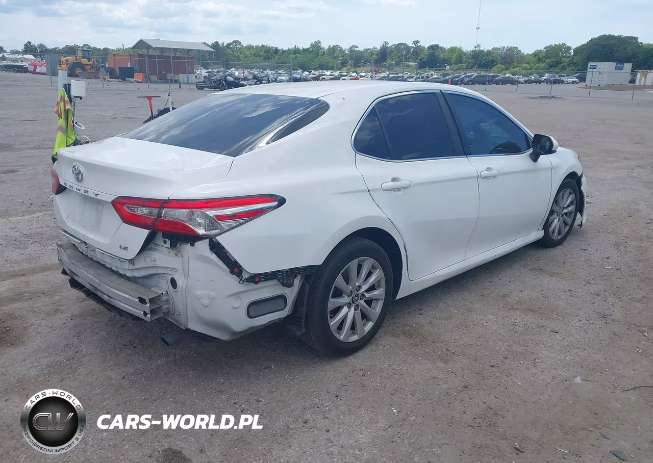 2018 Toyota Camry Le VIN:4T1B11HKXJU652177 - 4