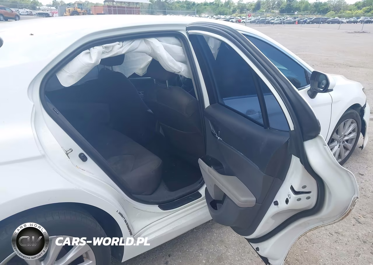 2018 Toyota Camry Le VIN:4T1B11HKXJU652177 - 8