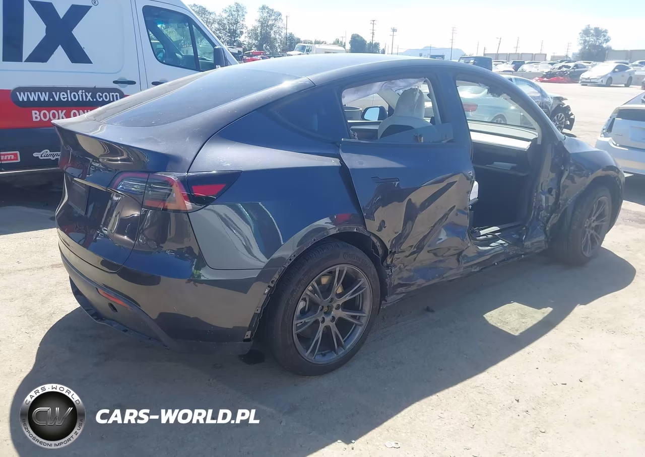 2025 Tesla Model Y Long Range Dual Motor Rear-Wheel Drive VIN:7SAYGDED0SF316099 - 4