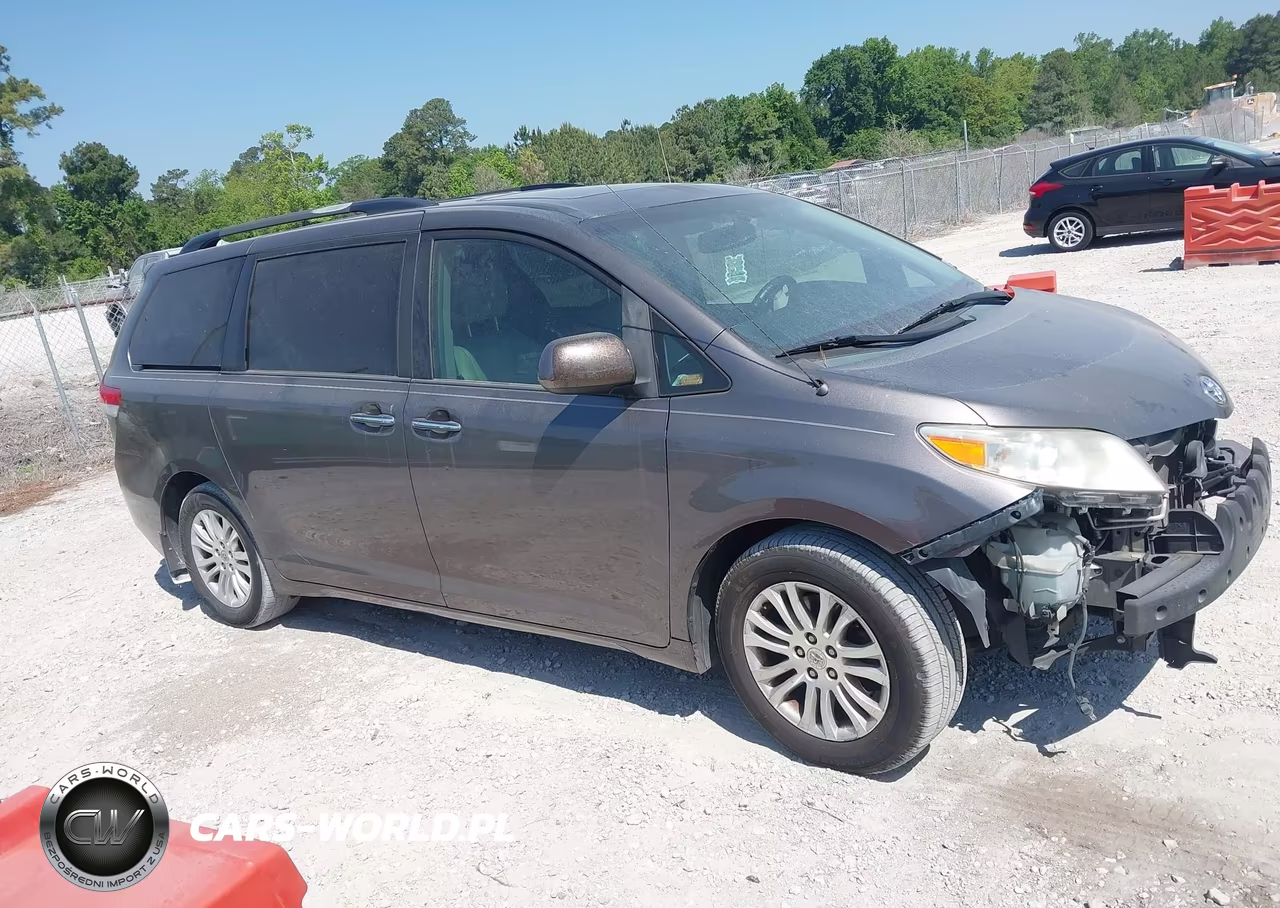 2013 Toyota Sienna Xle V6 8 Passenger