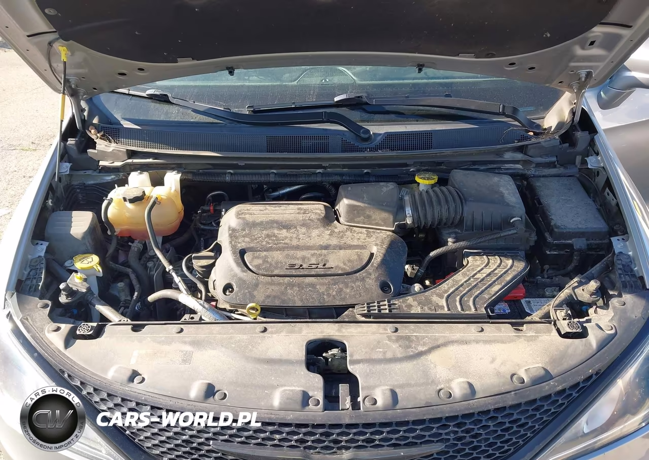 2019 Chrysler Pacifica Touring Plus VIN:2C4RC1FG6KR575155 - 10