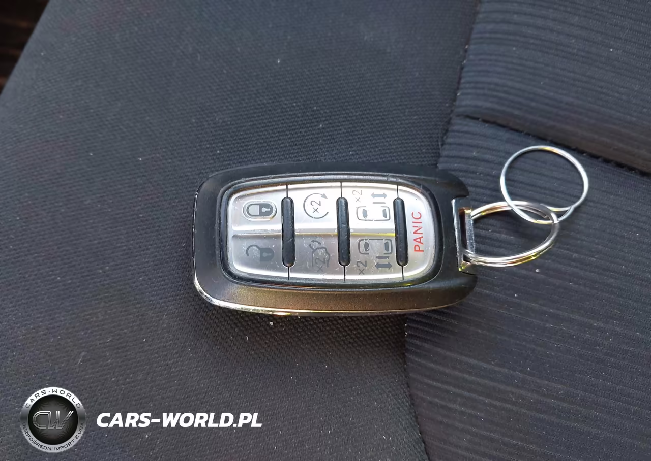 2019 Chrysler Pacifica Touring Plus VIN:2C4RC1FG6KR575155 - 11