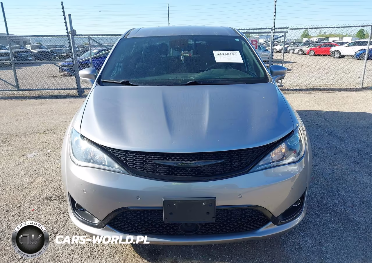 2019 Chrysler Pacifica Touring Plus VIN:2C4RC1FG6KR575155 - 12