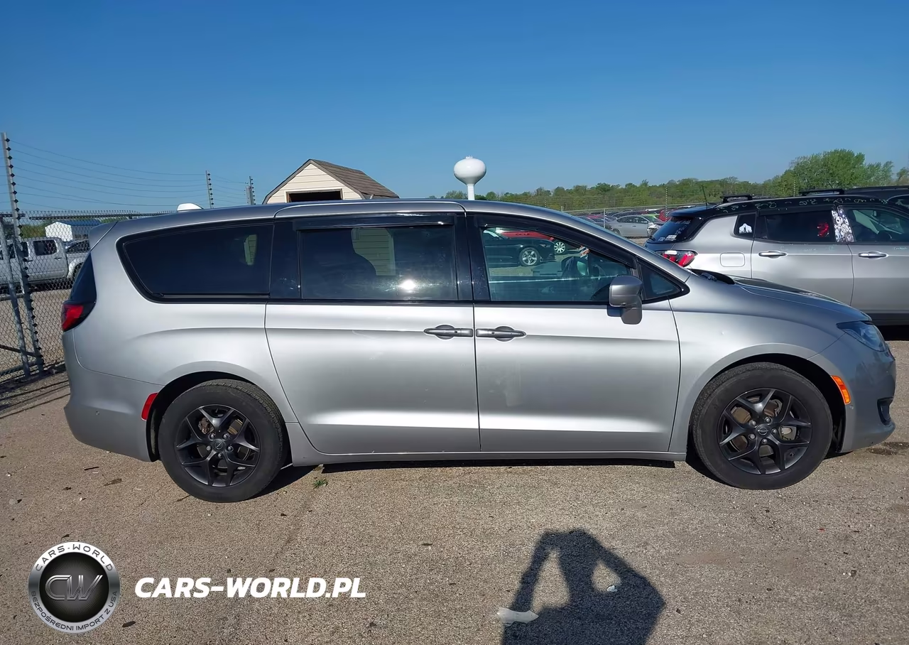2019 Chrysler Pacifica Touring Plus VIN:2C4RC1FG6KR575155 - 13