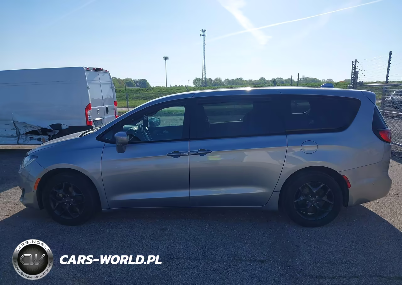 2019 Chrysler Pacifica Touring Plus VIN:2C4RC1FG6KR575155 - 14