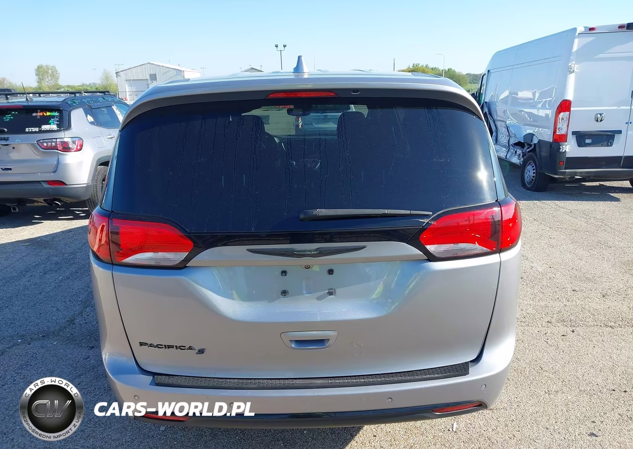 2019 Chrysler Pacifica Touring Plus VIN:2C4RC1FG6KR575155 - 16