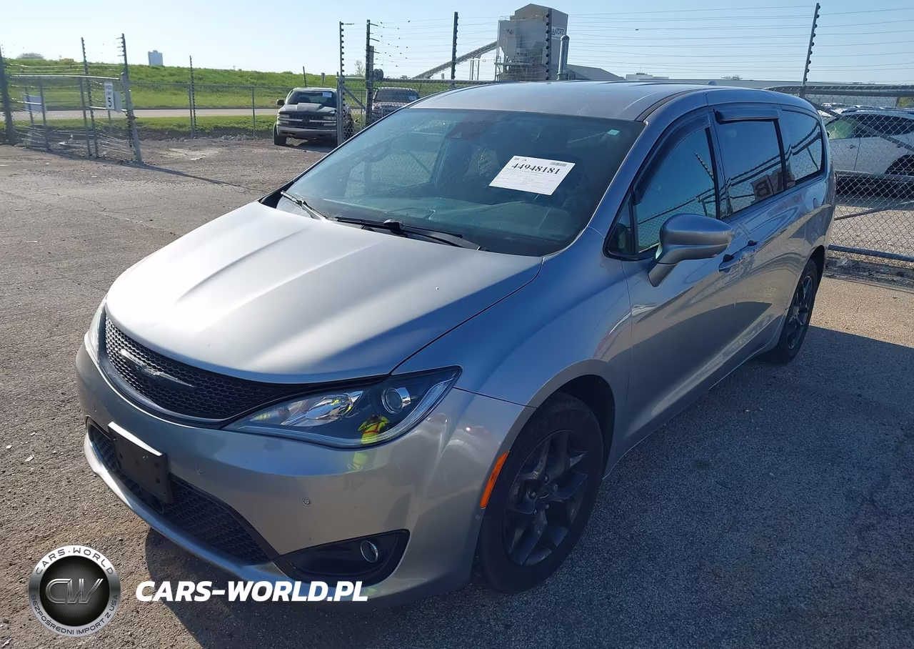 2019 Chrysler Pacifica Touring Plus VIN:2C4RC1FG6KR575155 - 2