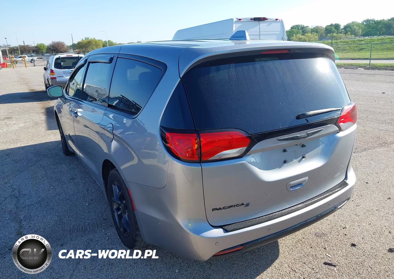 2019 Chrysler Pacifica Touring Plus VIN:2C4RC1FG6KR575155 - 3