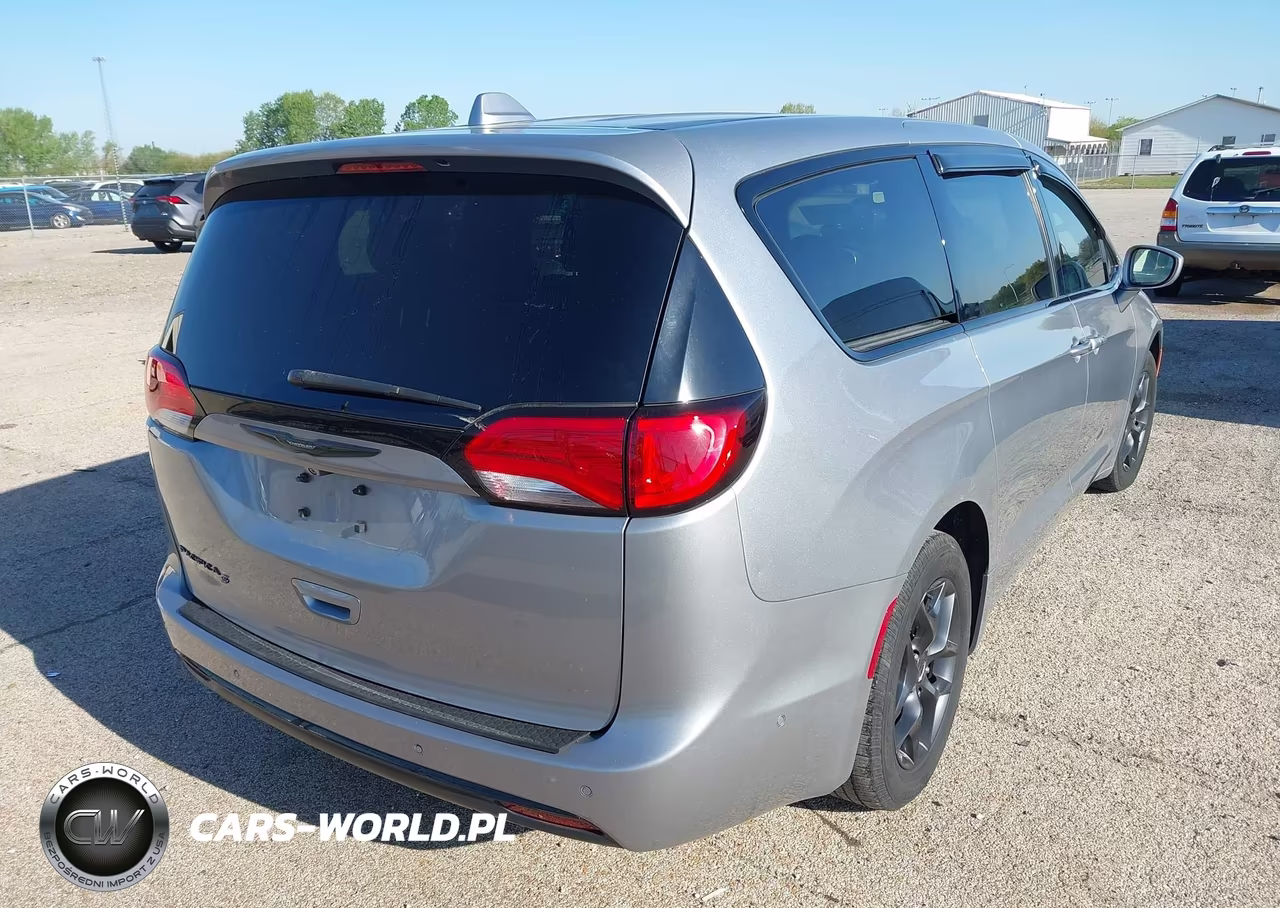 2019 Chrysler Pacifica Touring Plus VIN:2C4RC1FG6KR575155 - 4