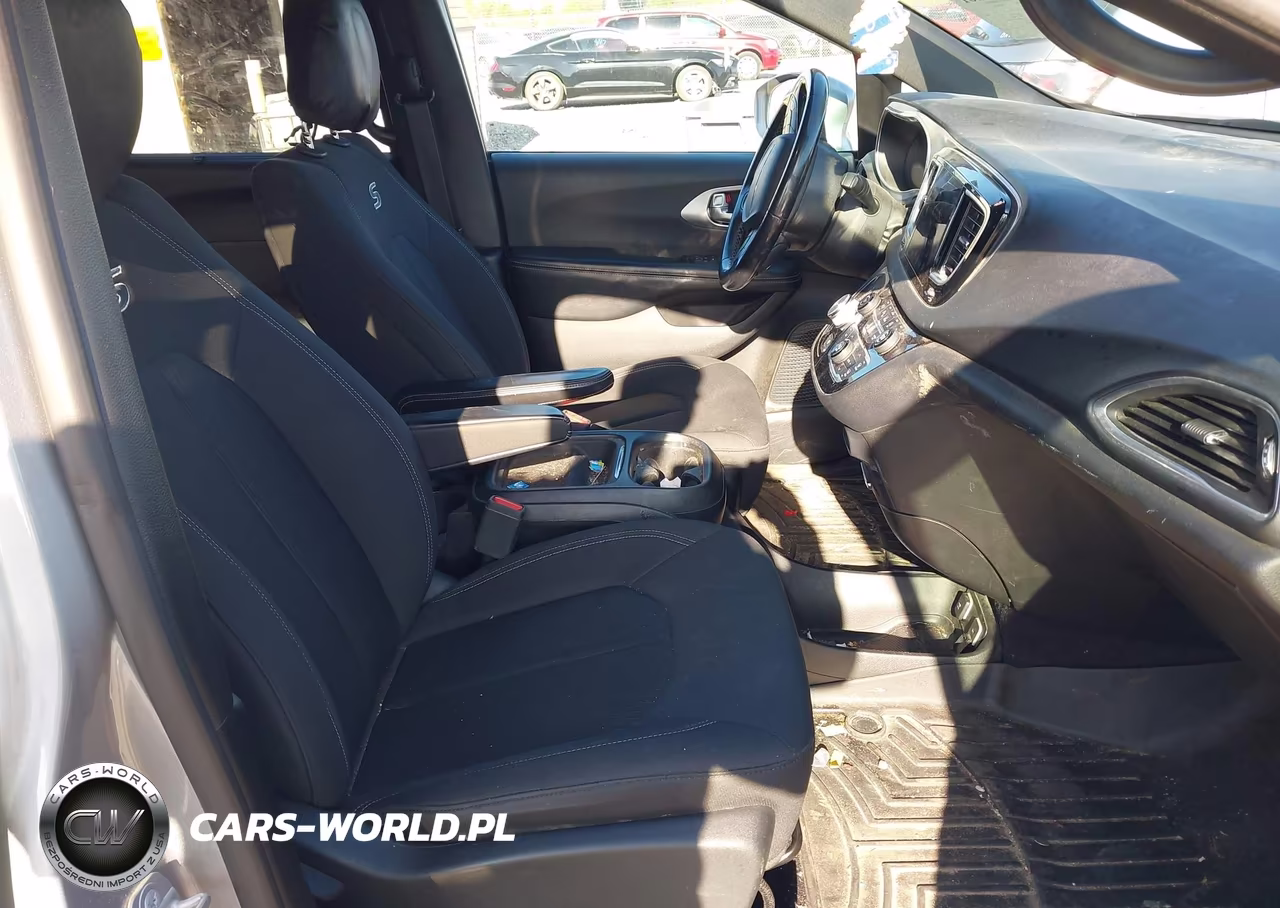 2019 Chrysler Pacifica Touring Plus VIN:2C4RC1FG6KR575155 - 5