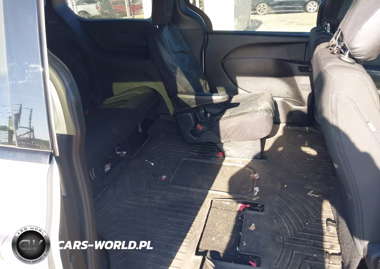 2019 Chrysler Pacifica Touring Plus VIN:2C4RC1FG6KR575155 - 8