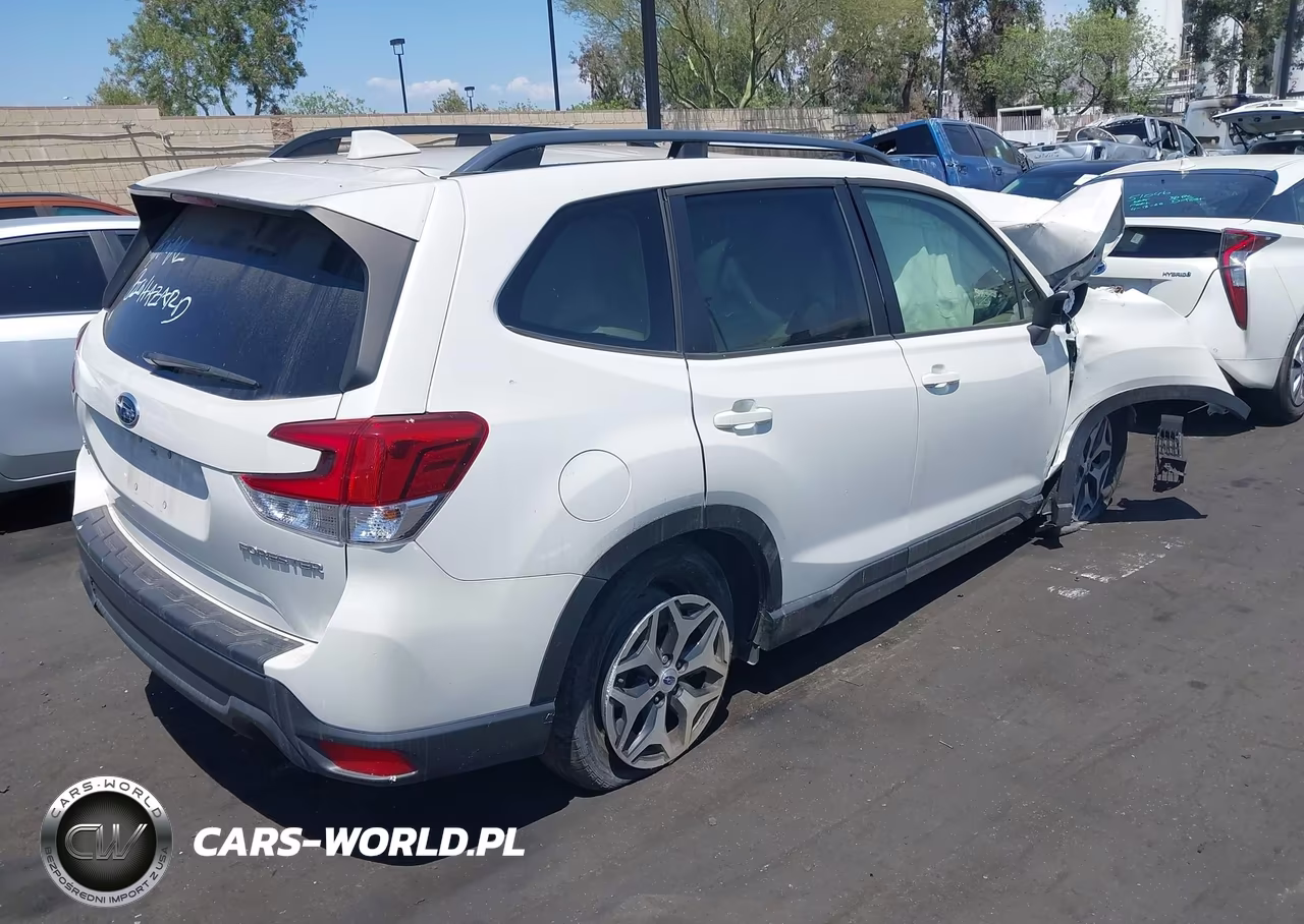 2019 Subaru Forester Premium VIN:JF2SKAGC8KH572495 - 4