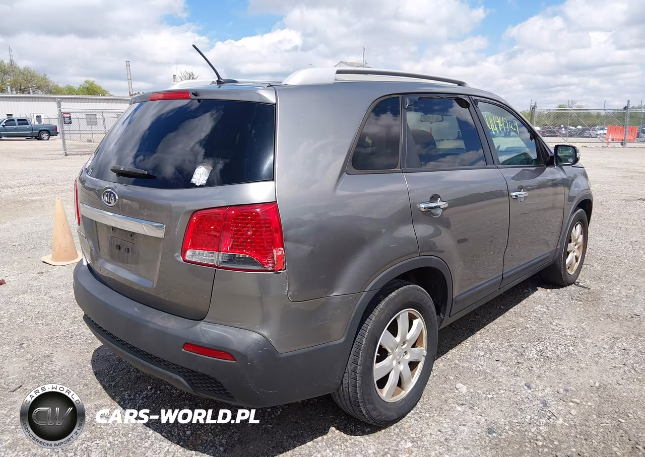 2011 Kia Sorento Lx V6 VIN:5XYKT4A29BG144344 - 4