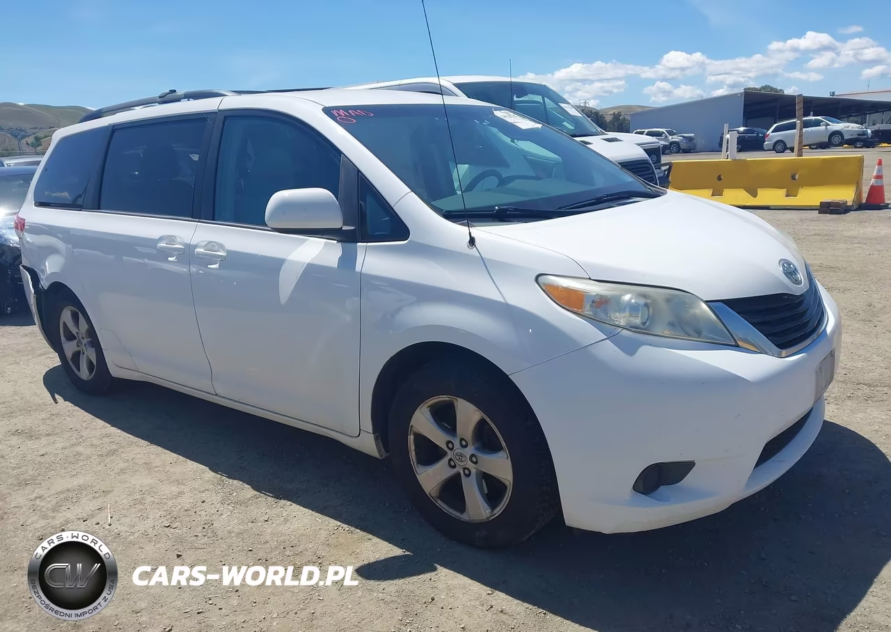 2014 Toyota Sienna Le V6 8 Passenger