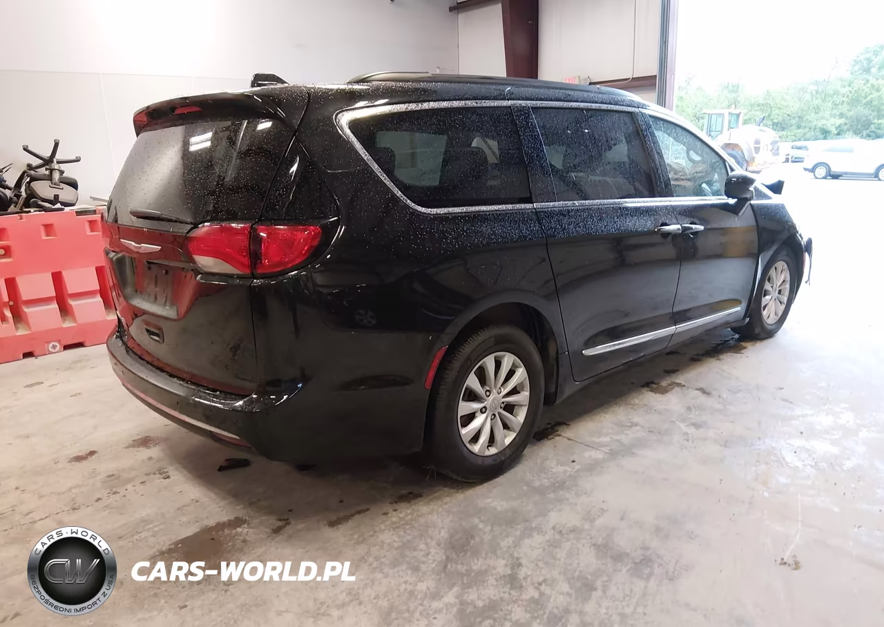 2017 Chrysler Pacifica Touring-L VIN:2C4RC1BG4HR530150 - 4