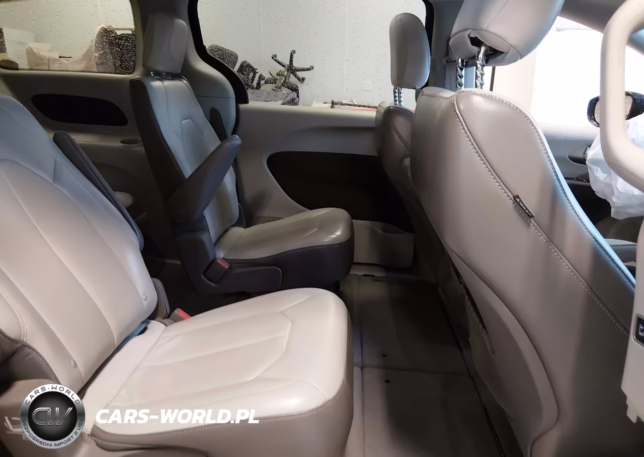 2017 Chrysler Pacifica Touring-L VIN:2C4RC1BG4HR530150 - 8