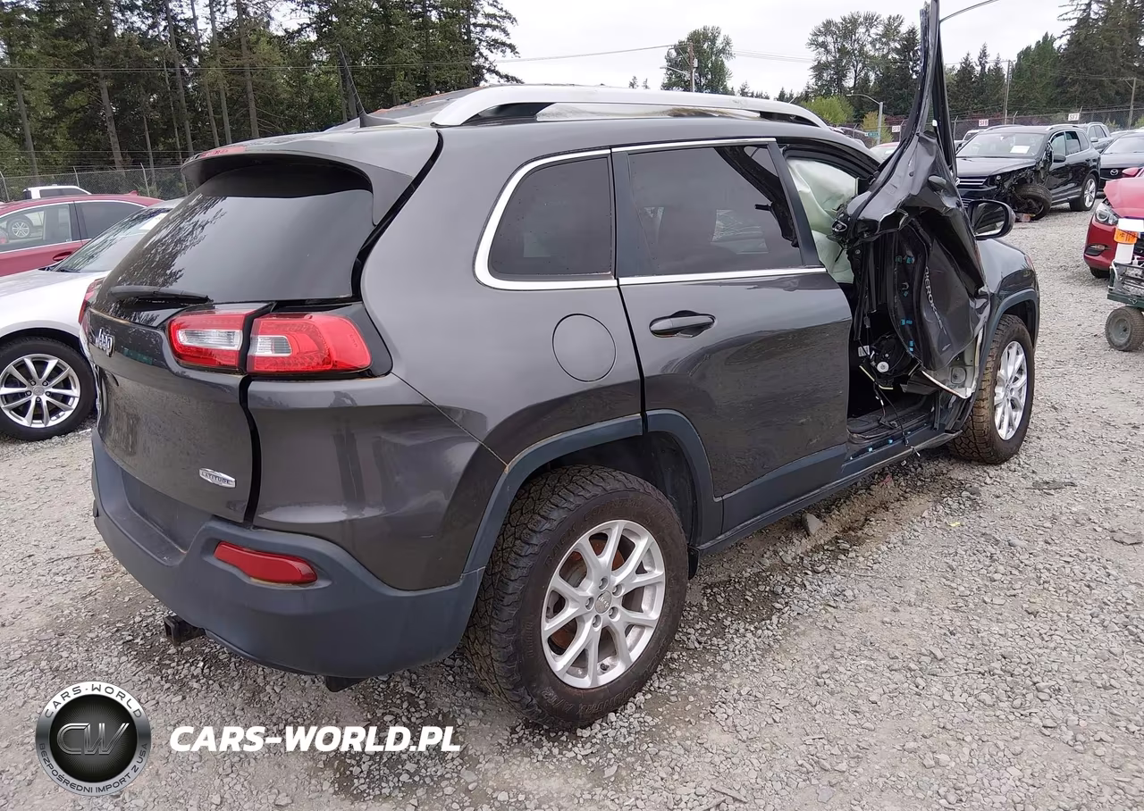 2018 Jeep Cherokee Latitude Plus 4X4 VIN:1C4PJMLB5JD562115 - 4