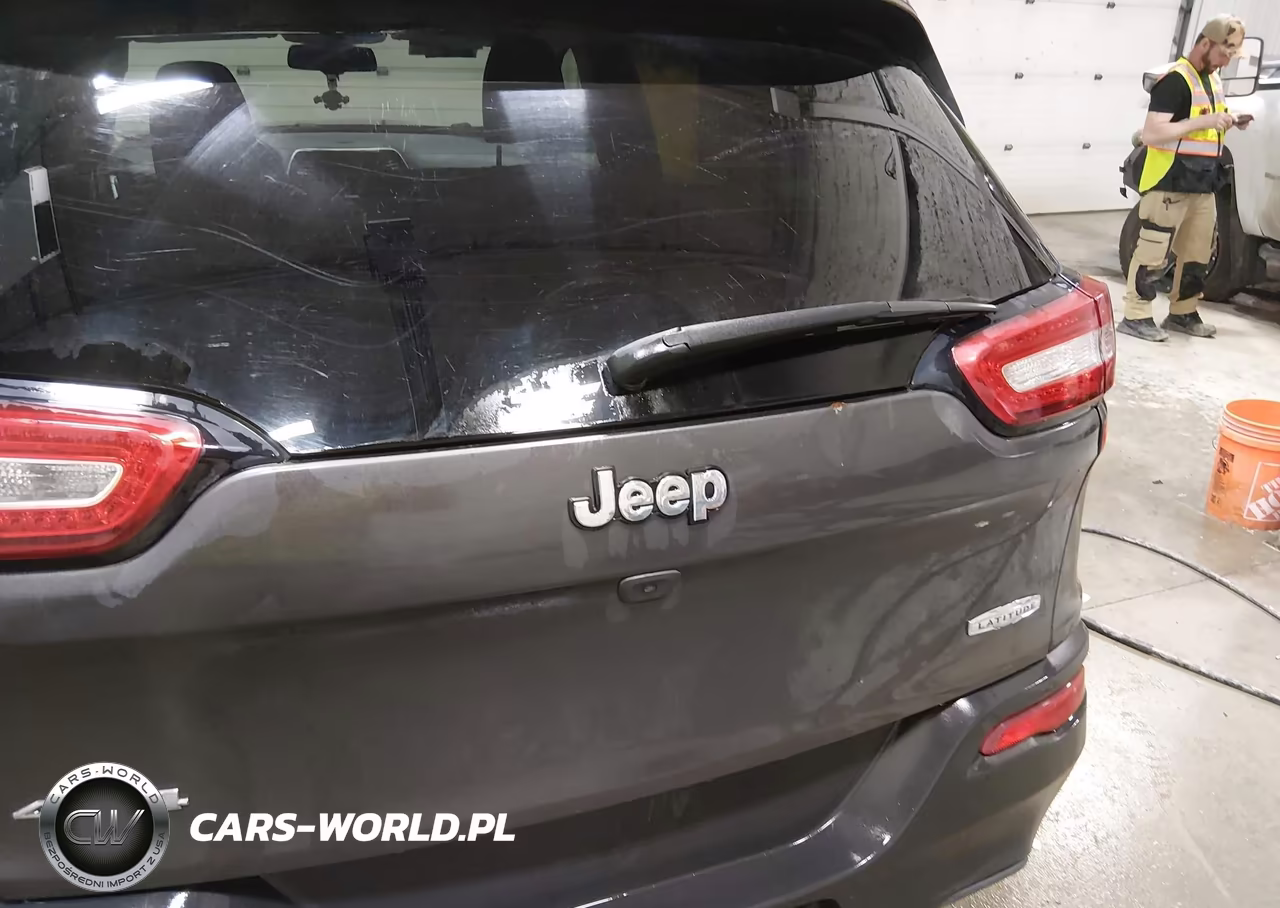 2018 Jeep Cherokee Latitude Plus 4X4 VIN:1C4PJMLB1JD545988 - 19