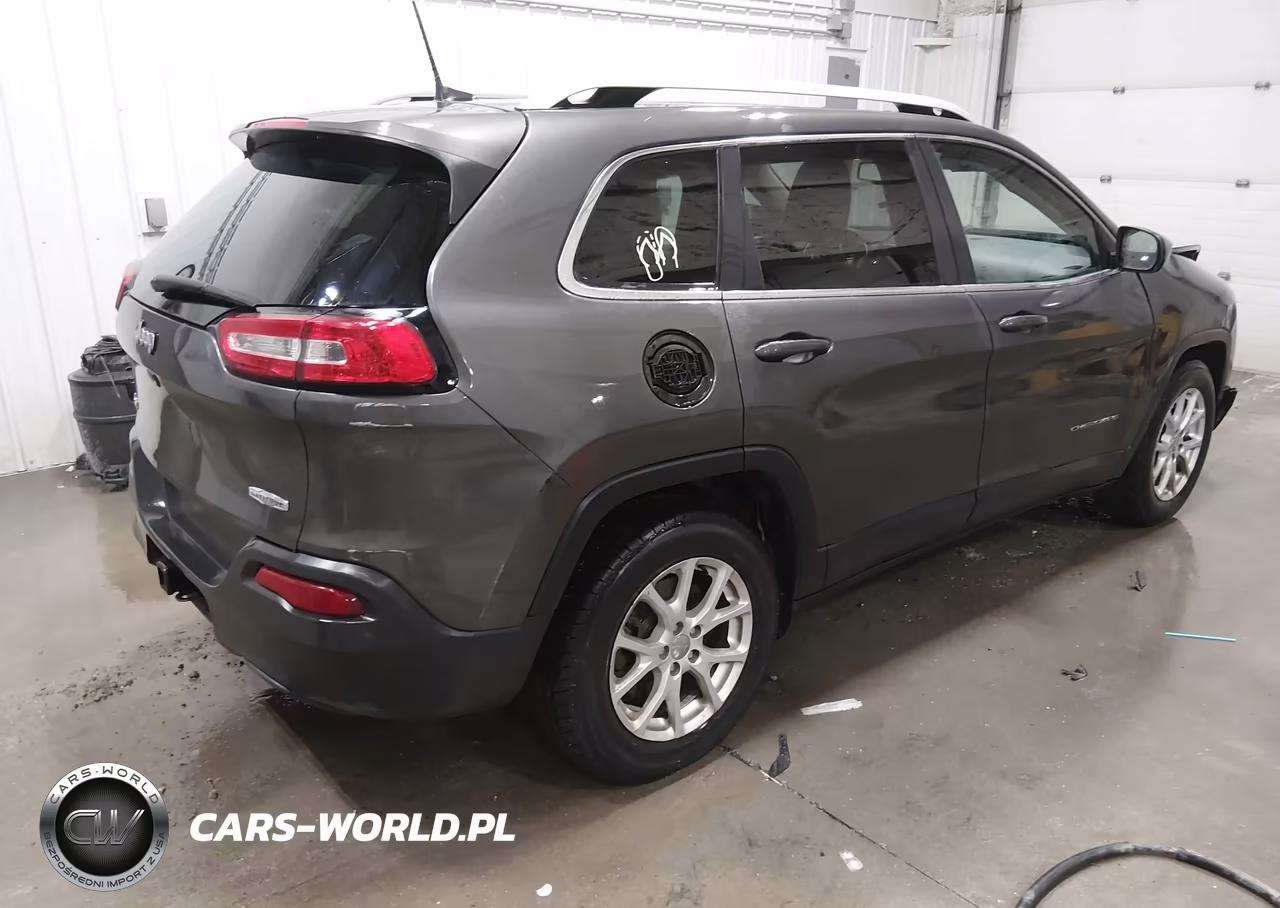 2018 Jeep Cherokee Latitude Plus 4X4 VIN:1C4PJMLB1JD545988 - 4