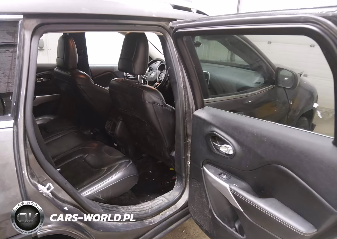 2018 Jeep Cherokee Latitude Plus 4X4 VIN:1C4PJMLB1JD545988 - 8