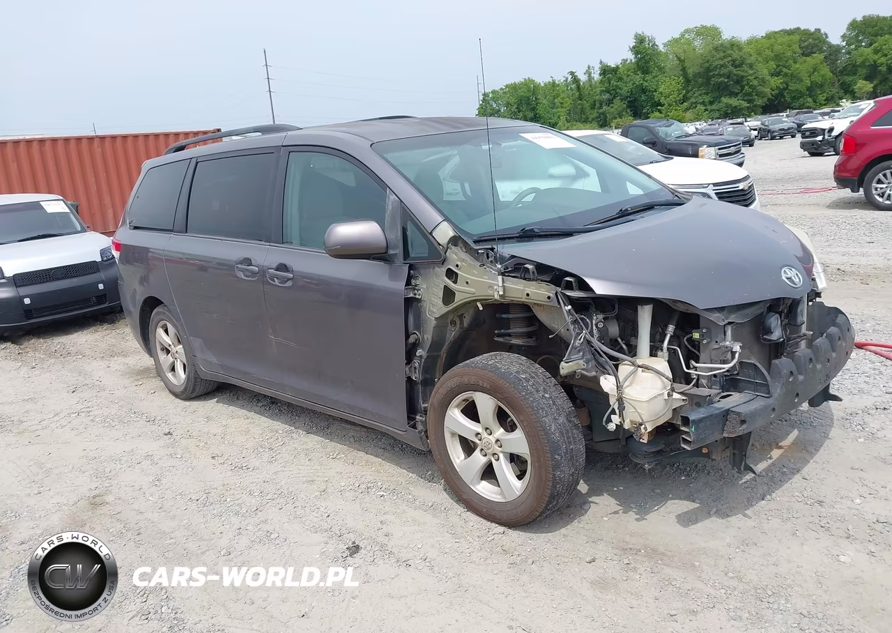 2012 Toyota Sienna Le V6 8 Passenger