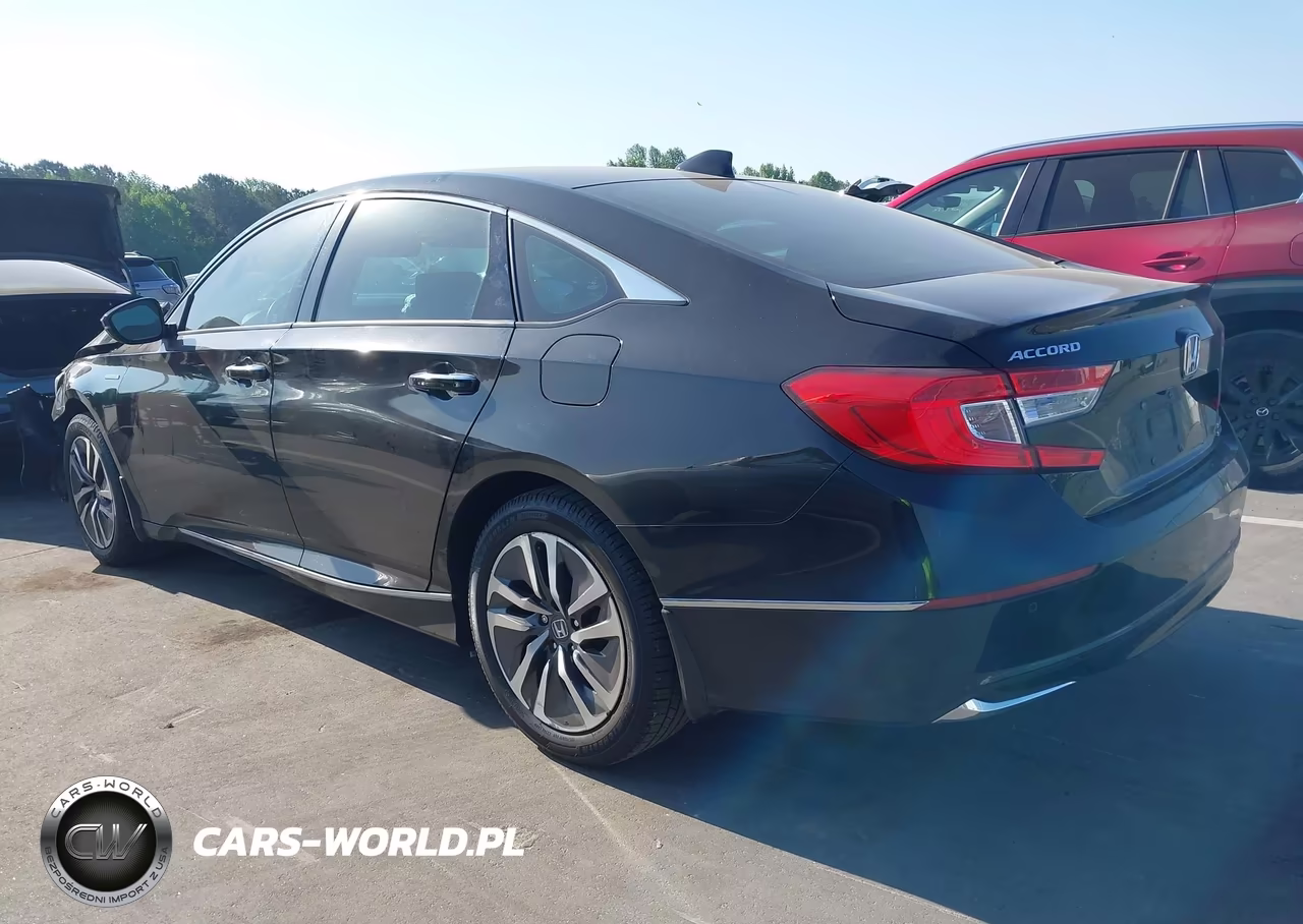 2018 Honda Accord Hybrid Touring VIN:1HGCV3F93JA017085 - 3