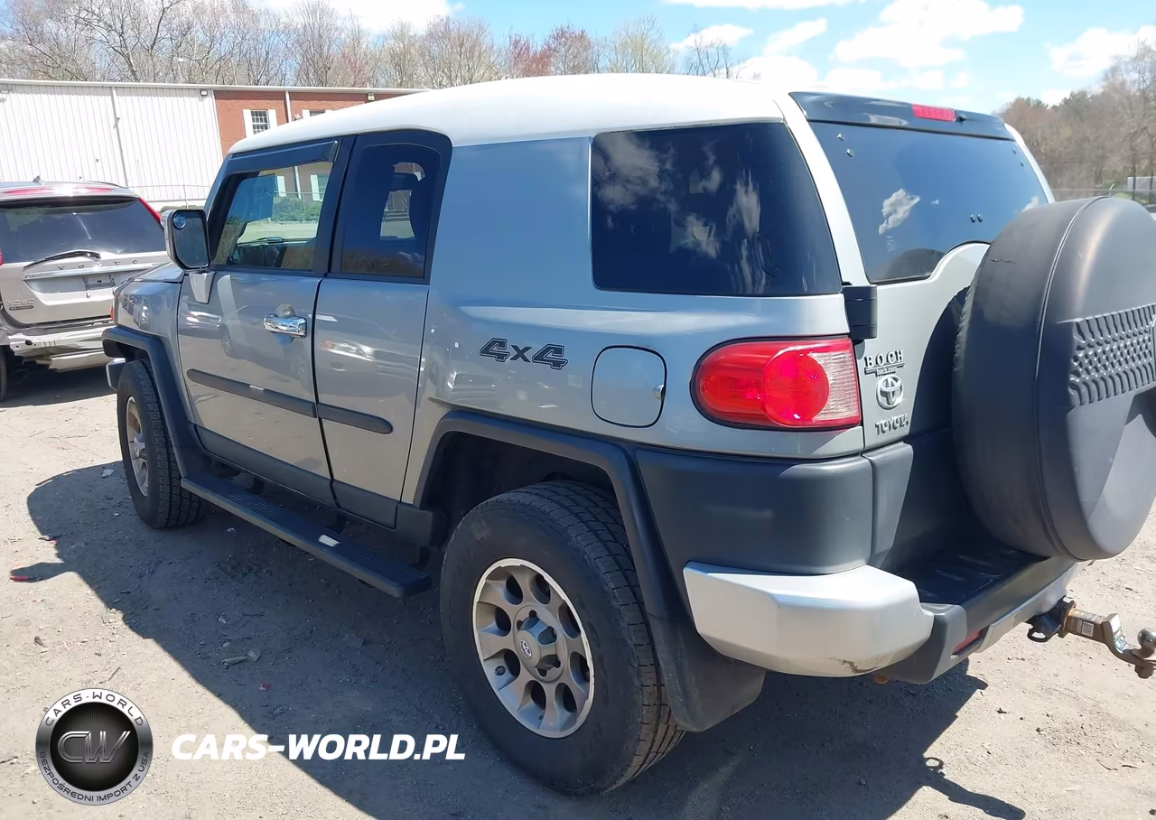 2011 Toyota Fj Cruiser VIN:JTEBU4BFXBK107520 - 3