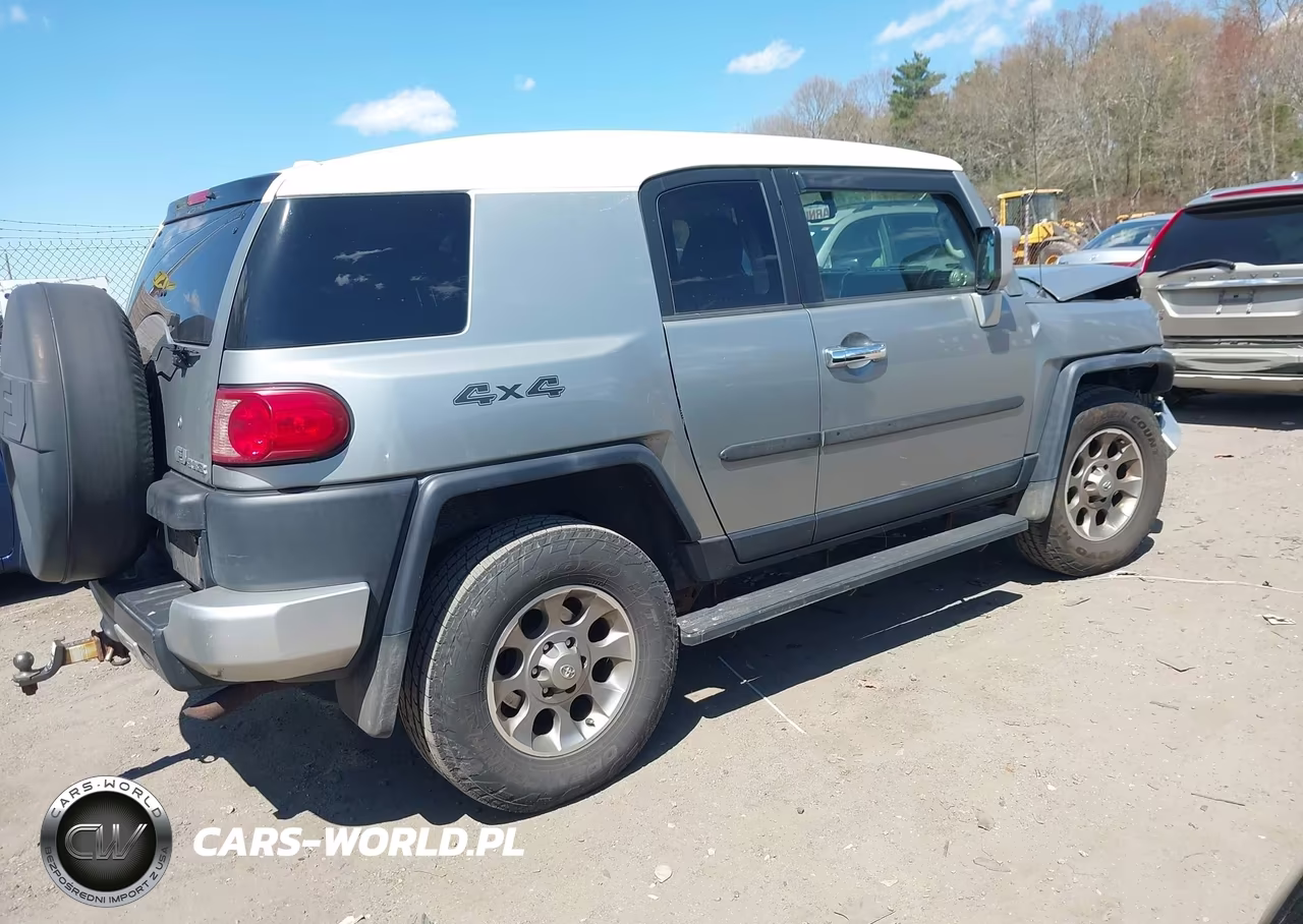 2011 Toyota Fj Cruiser VIN:JTEBU4BFXBK107520 - 4